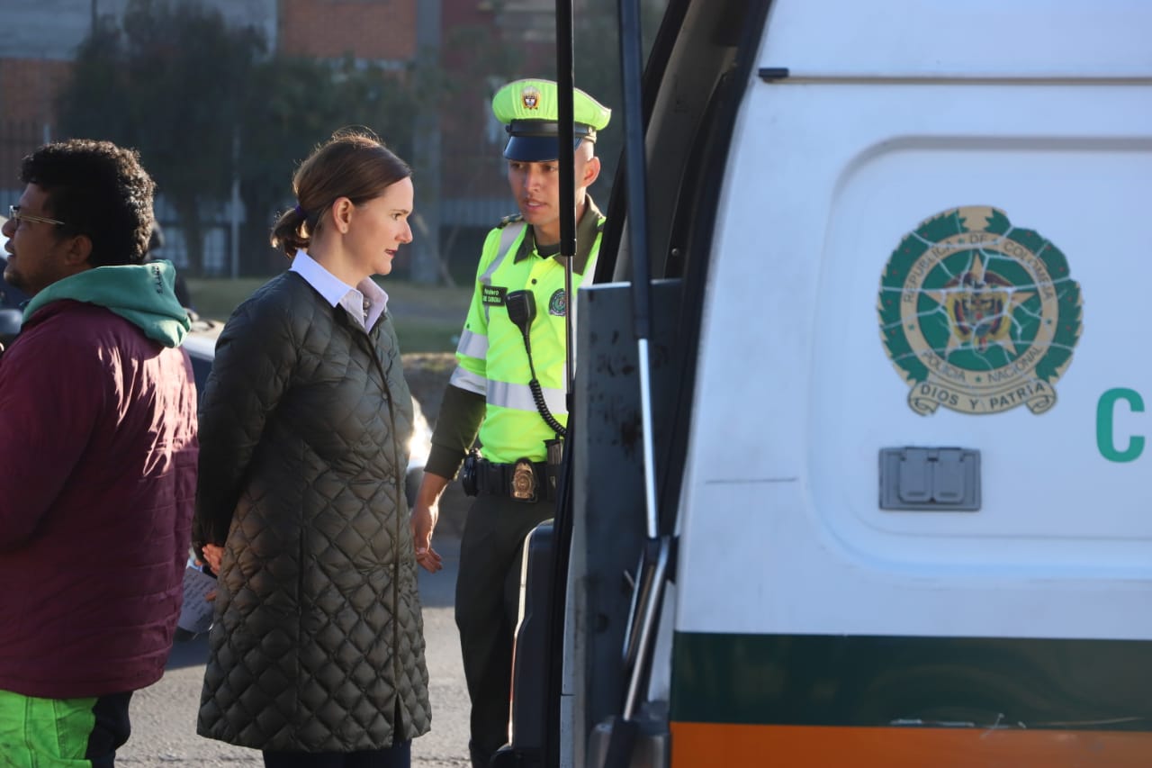 Secretaria de ambiente con un policía en operativo 