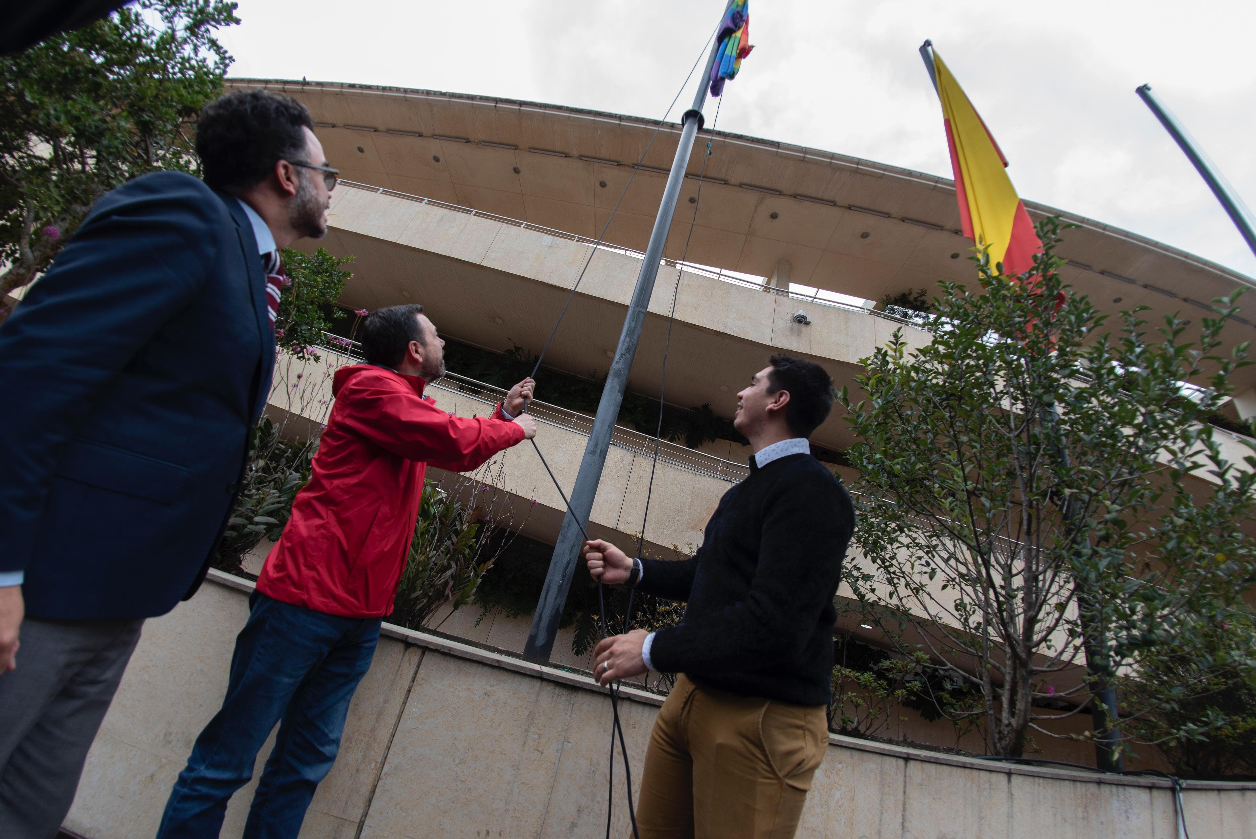 Orgullo LGBTI en Bogotá_ Alcaldía iza bandera de la diversidad