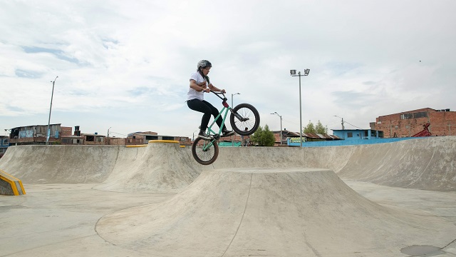 Una muchacha monta en su cicla en el nuevo parque inaugurado por la Alcaldía de Bogotá en Bosa