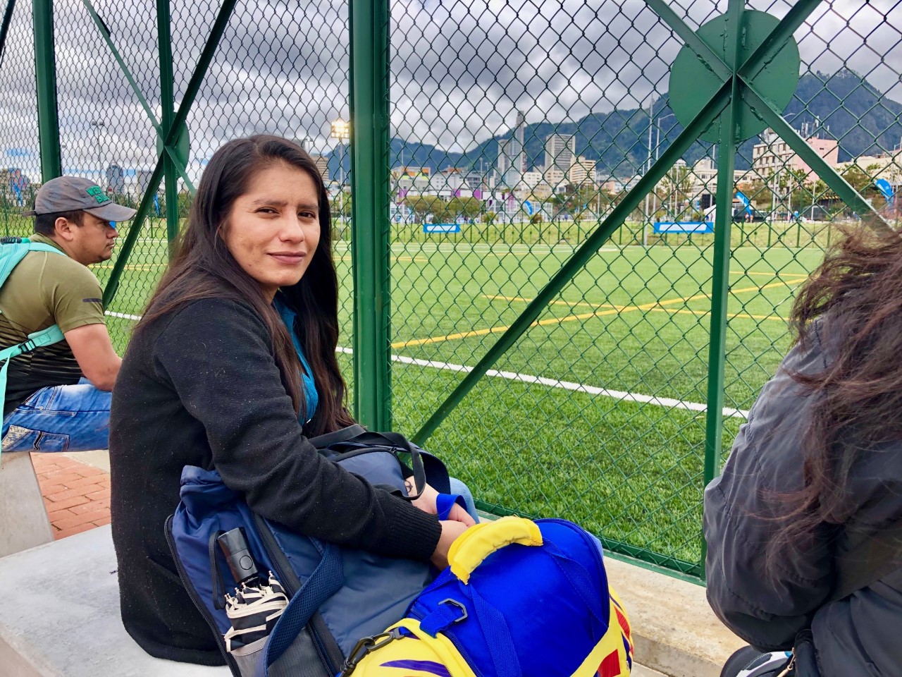 Imagen de Julieth Martínez, sentada en la banca del parque