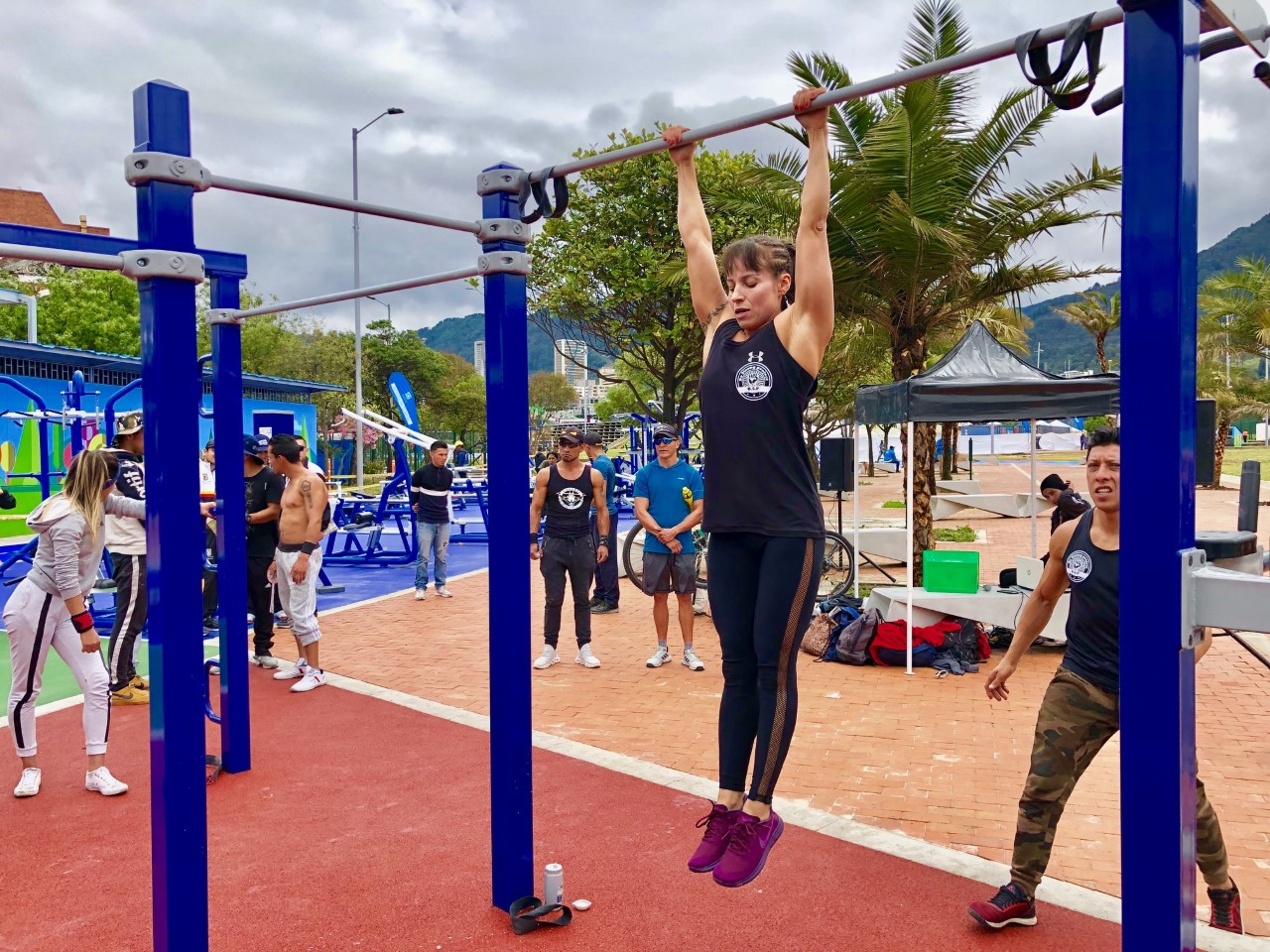 Imagen de Sonia haciendo barras en el gimnasio del parque