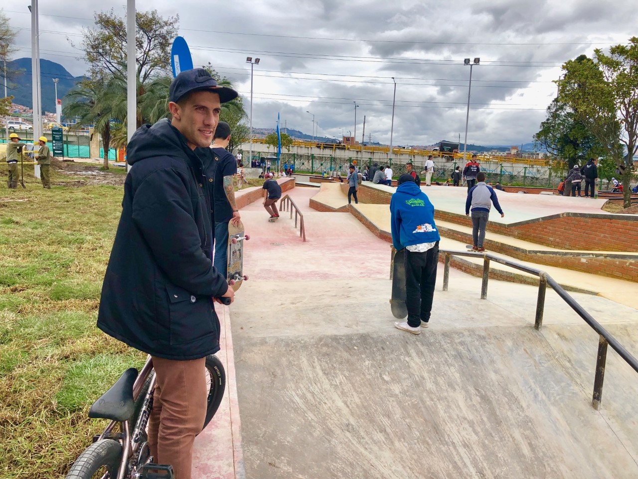Imagen de Jonathan Gómez con su bicicleta