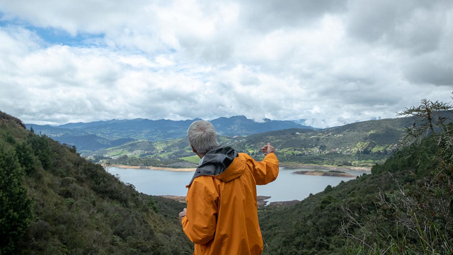 El Alcalde Enrique Peñalosa de espaldas, al frente de él el paisaje del Parque San Rafael 