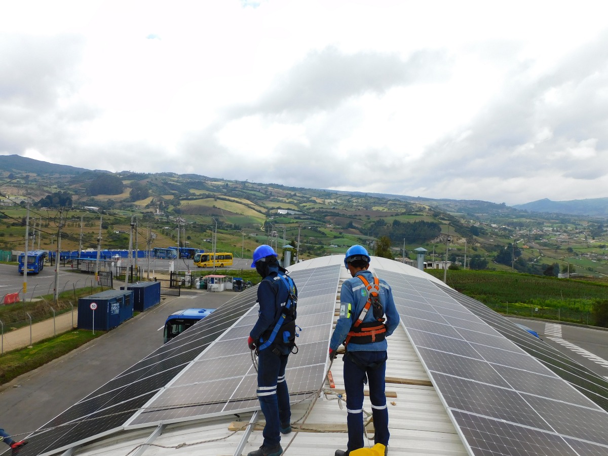 Nuevos paneles solares en patio taller El Uval de buses del Sitp 
