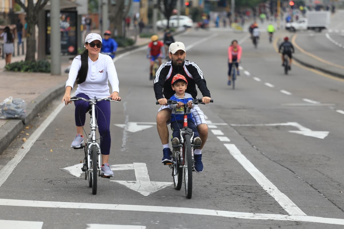 Familia montando en bicicleta en ciclovía de Bogotá
