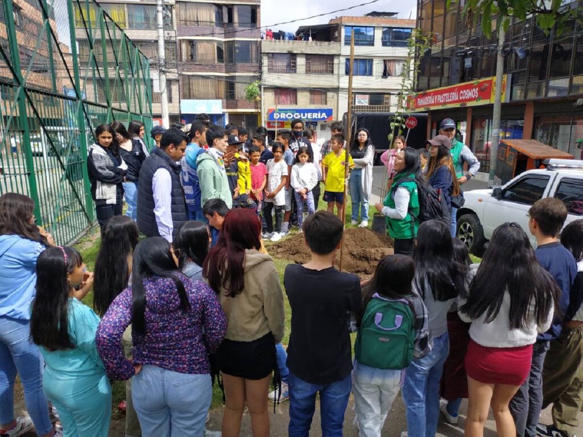 Más de 60 niños, jóvenes y adultos mayores ayudaron a reverdecer el parque María Paz 