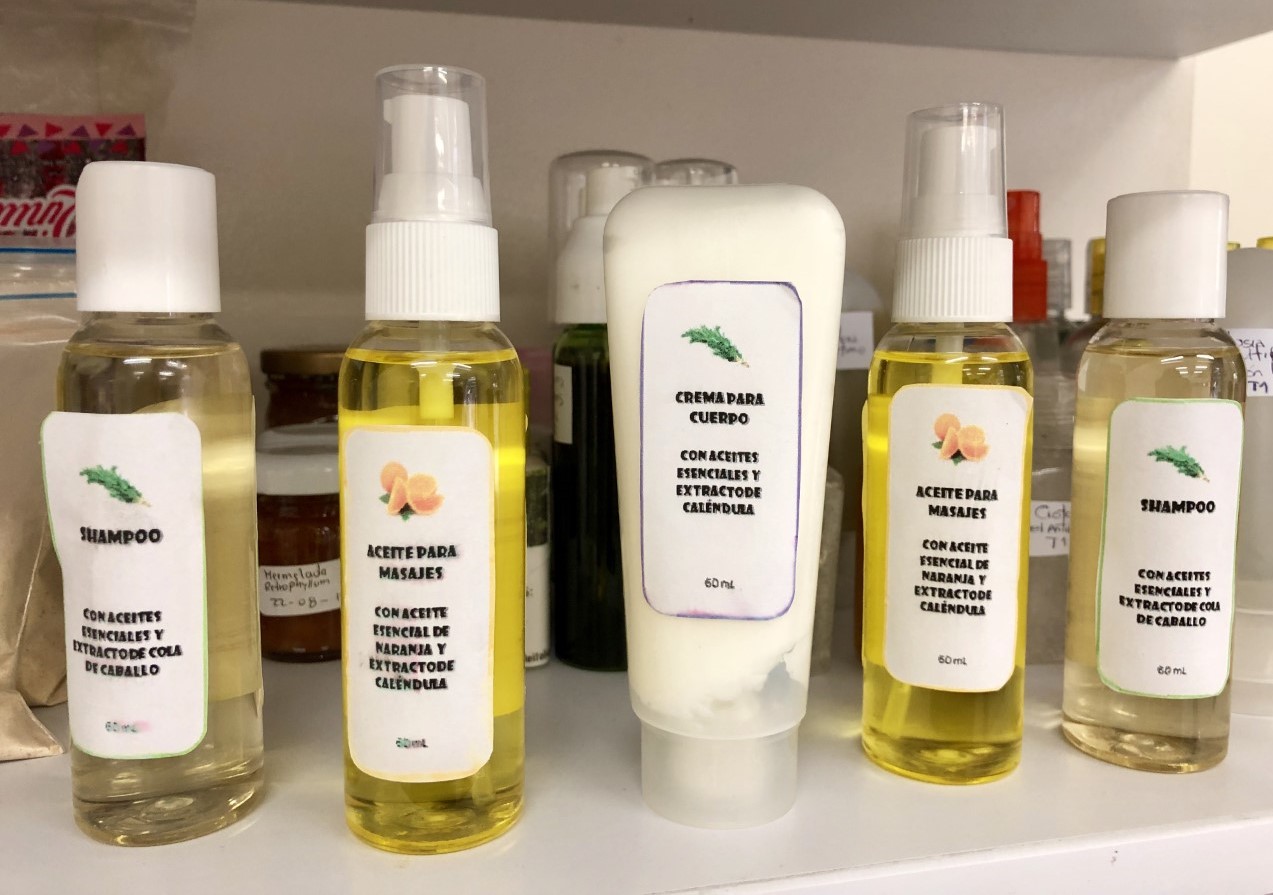 Imagen de frascos de uso cosmético cremas shampoo