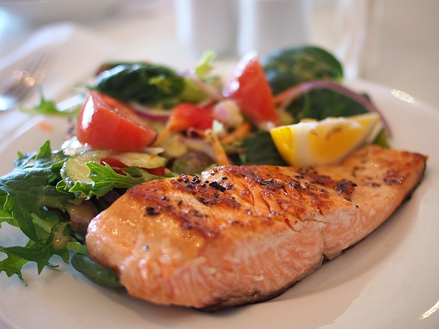 Imagen que muestra un plato servido con comida saludable
