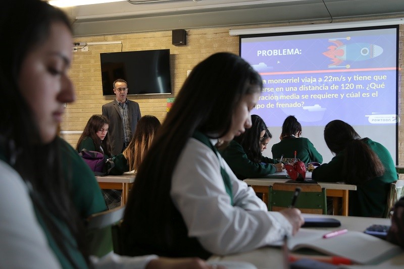 Imagen del profe dictando clase 