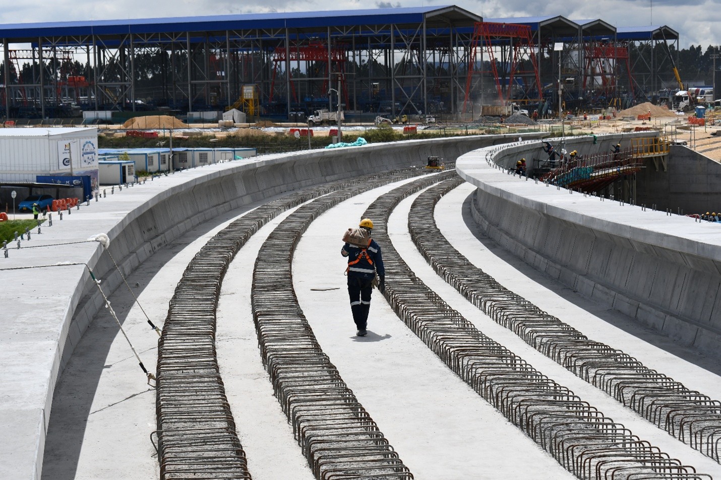 Puente Metálico 1 une el patio taller con el viaducto del Metro Bogotá