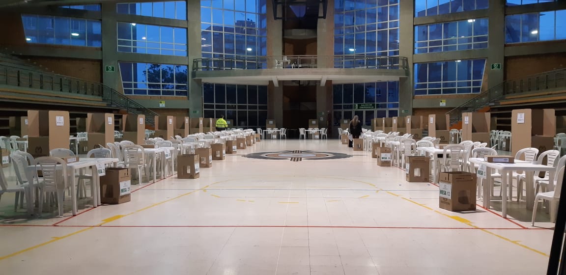 puesto de votación en colegio
