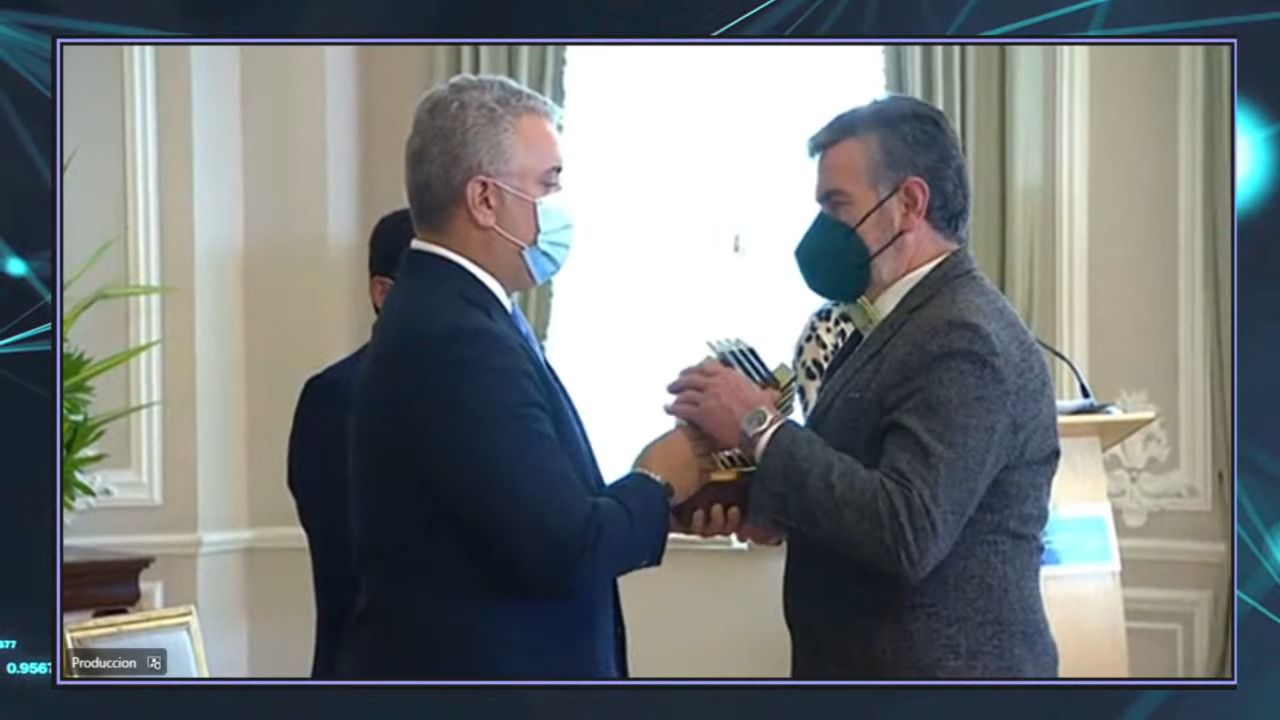 Presidente Iván Duque entrega galardón de Alta Gerencia al director de la UMV