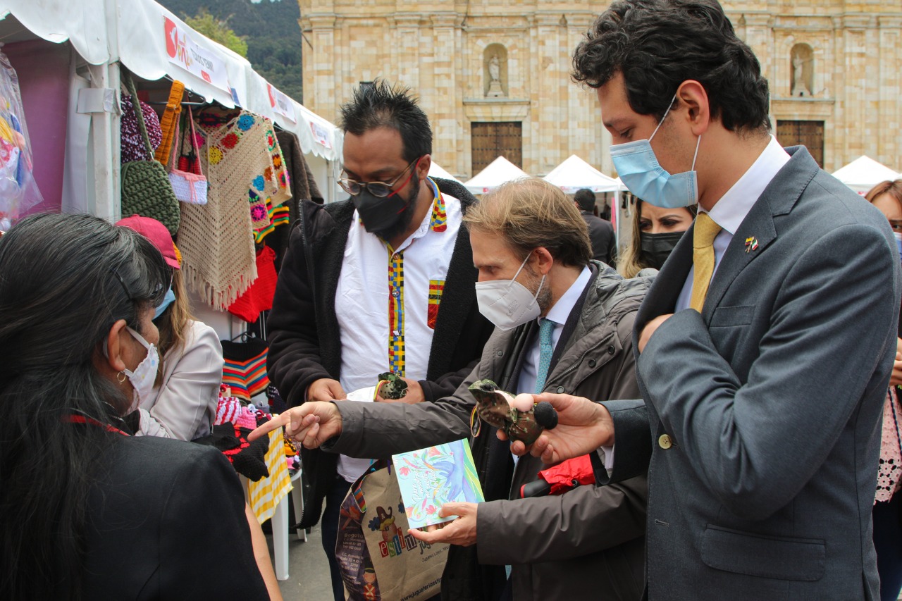 Delegados internacionales Aleix Garau y Fernando Alvarado visitando un stand del Festival Emprende Paz. Foto: Alcaldía Mayor de Bogotá