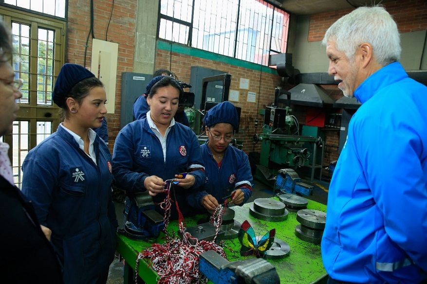 Reducción histórica de la deserción escolar en Bogotá