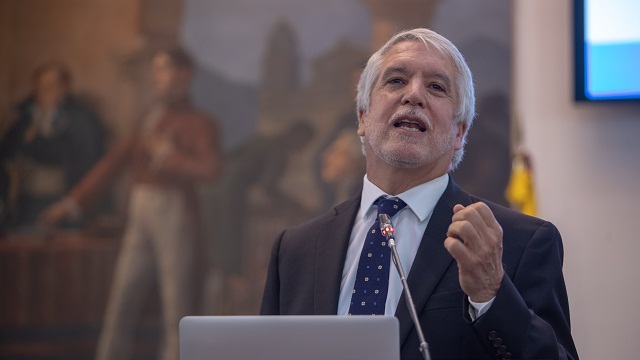Primer plano del Alcalde Enrique Peñalosa hablando 