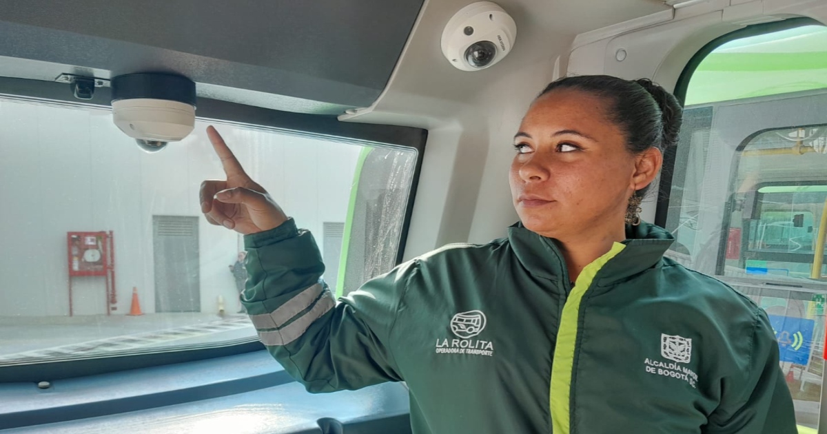 Las mujeres que apoyan el mantenimiento de los buses de La Rolita 
