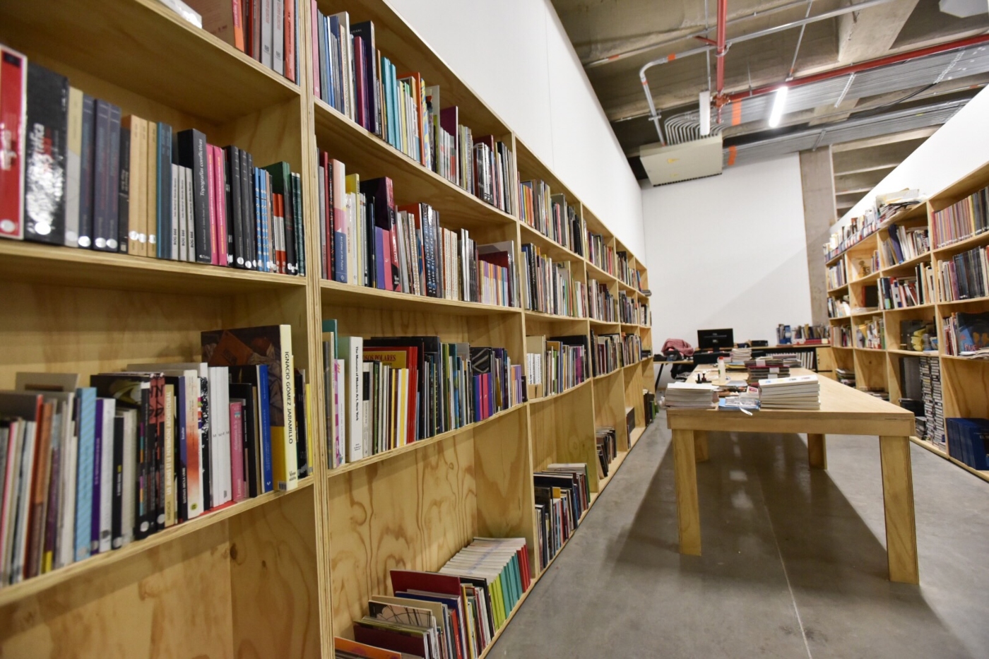 Salón de la inaugurada Galería Santa Fe, llena de libros 