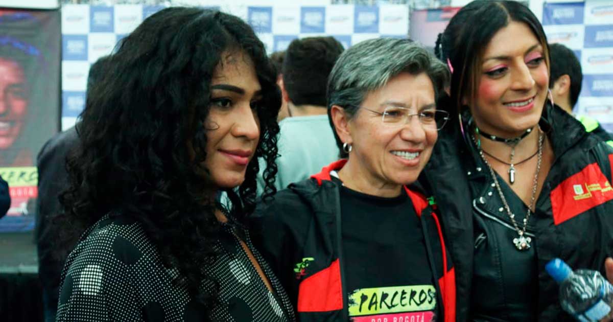 De iz. a der. Samara, alcaldesa Claudia López y Daniela en el recibimiento de los 2.697 Parceros por Bogotá de la primera cohorte de 2023.