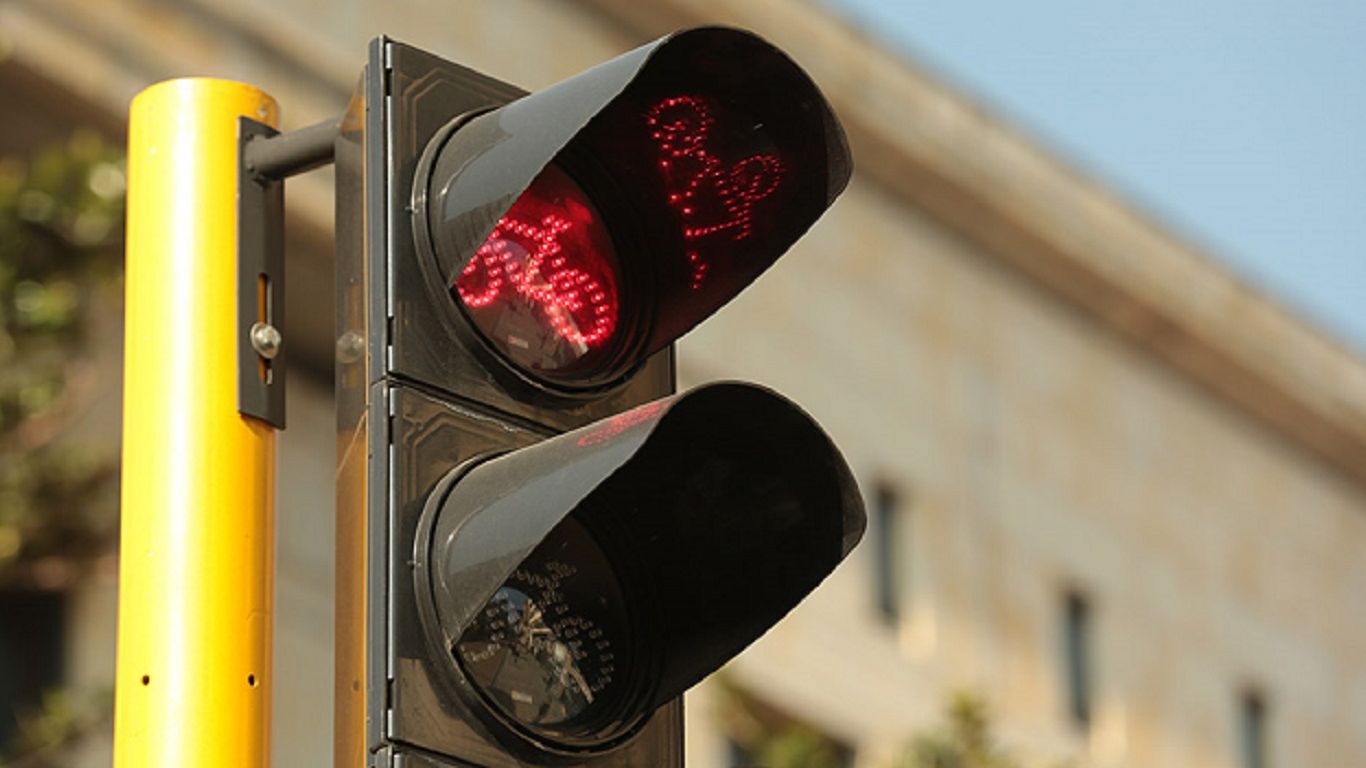 Primer plano de un semáforo para ciclistas, con la luz roja de prohibido encendida 