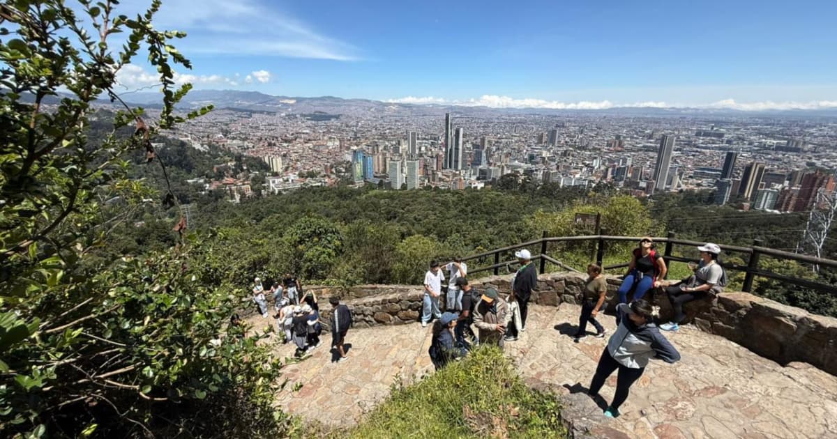 vista panorámica de Bogotá desde el sendero de Monserrate en un día soleado y despejado