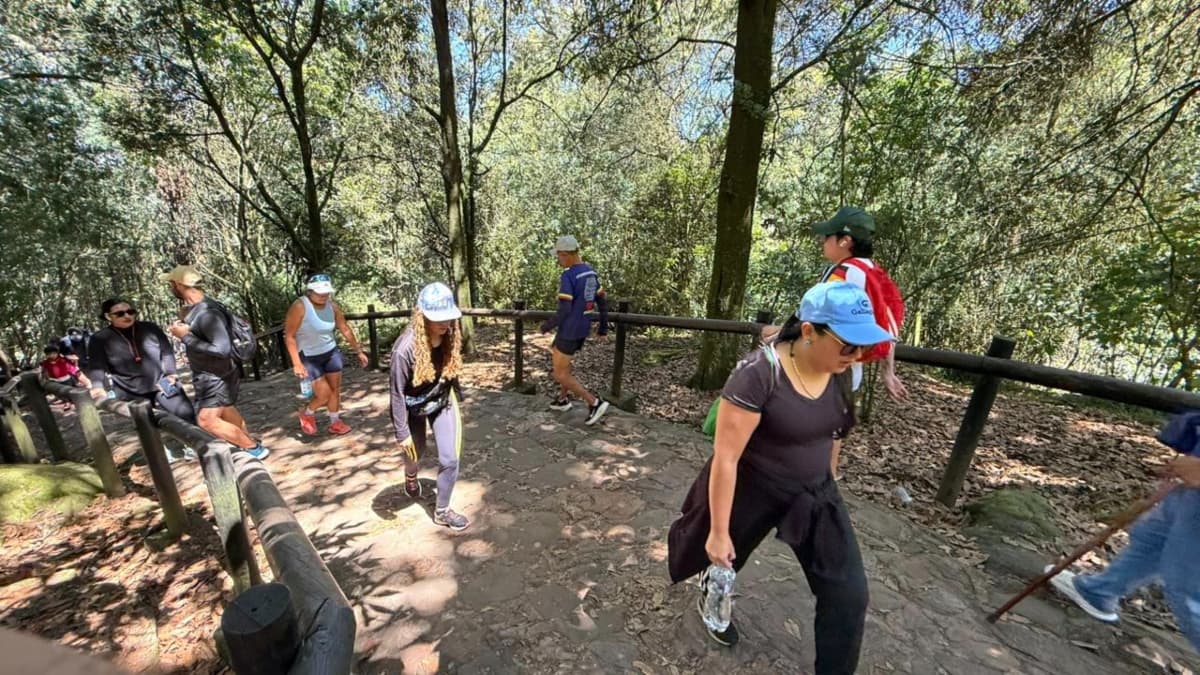 personas ascendiendo por el sendero de Monserrate en un día soleado y despejado