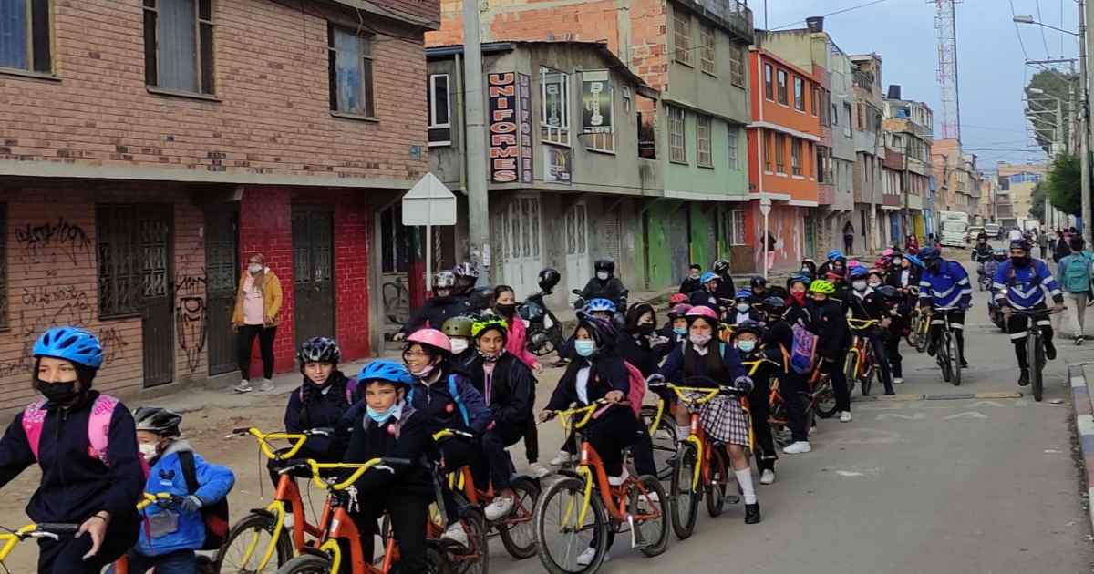Estudiantes del José María Velaz en Al Colegio en Bici
