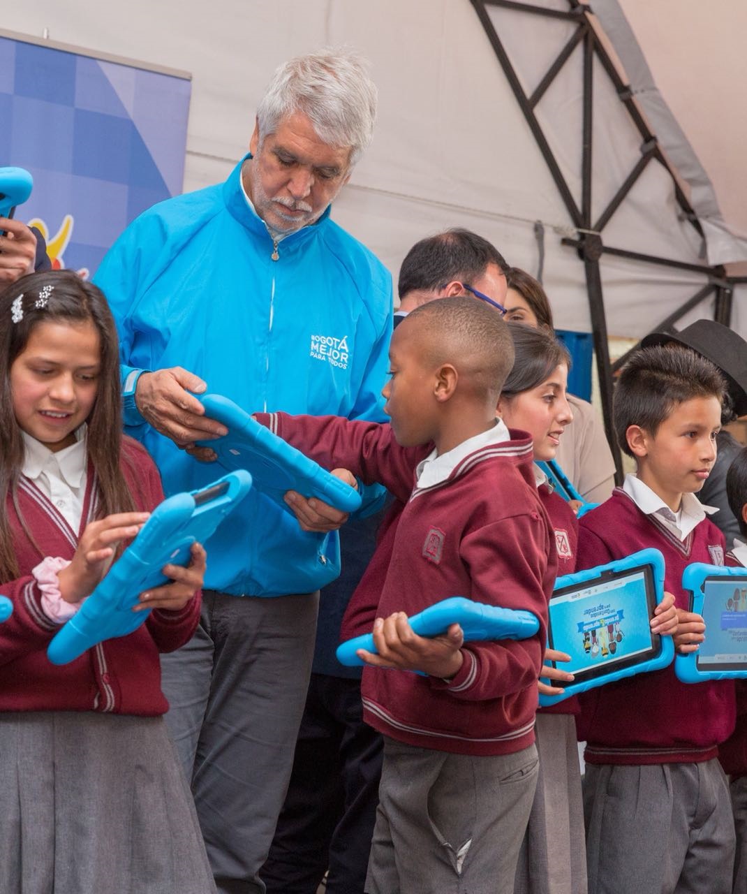 Más tabletas y computadores para los colegios de la ciudad 