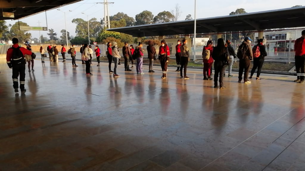 Usuarios de TransMilenio toman distancia en uno de los portales 
