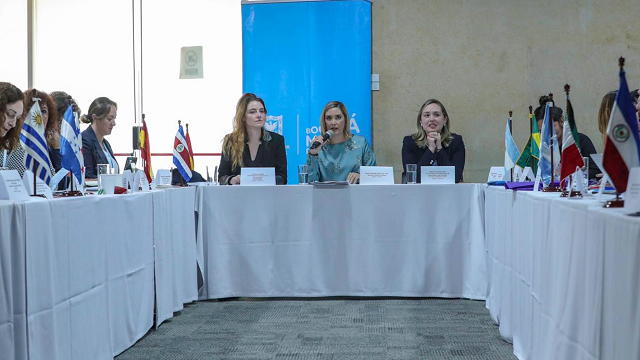 La Secretaria de la Mujer junto a mas mujeres reunidas en una esa redonda 