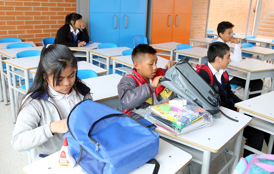 Compra de útiles y textos en temporada escolar - Foto: Comunicaciones Secretaría de Educación
