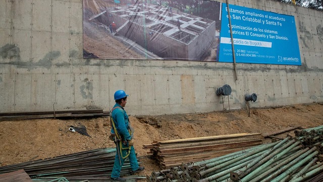 Foto de un trabajador del Acueducto de Bogotá revisando tubos del proyecto