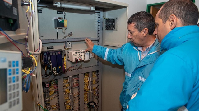 El Secretario General al lado de un trabajador observando las explicaciones del señor