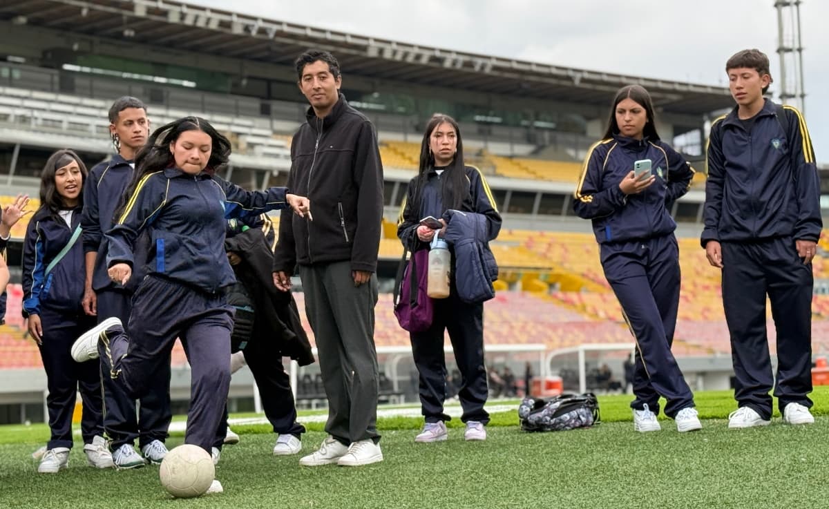 estudiantes juegan en el estadio Nemesio Camacho El Campín