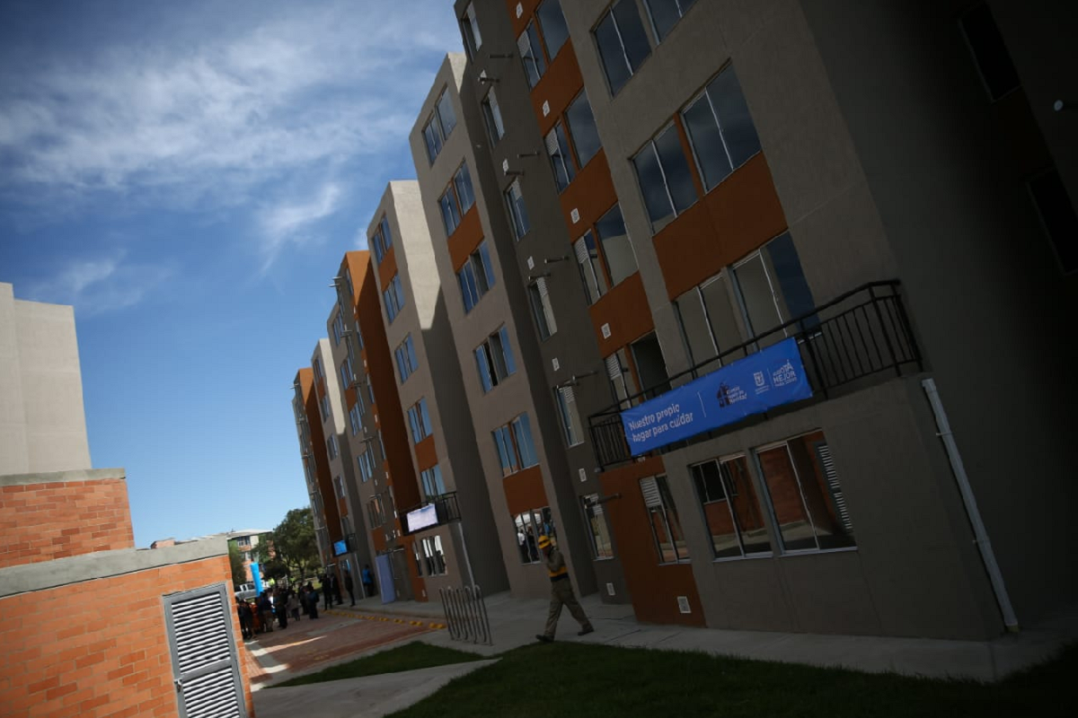 Familias víctimas del conflicto armado reciben su vivienda propia