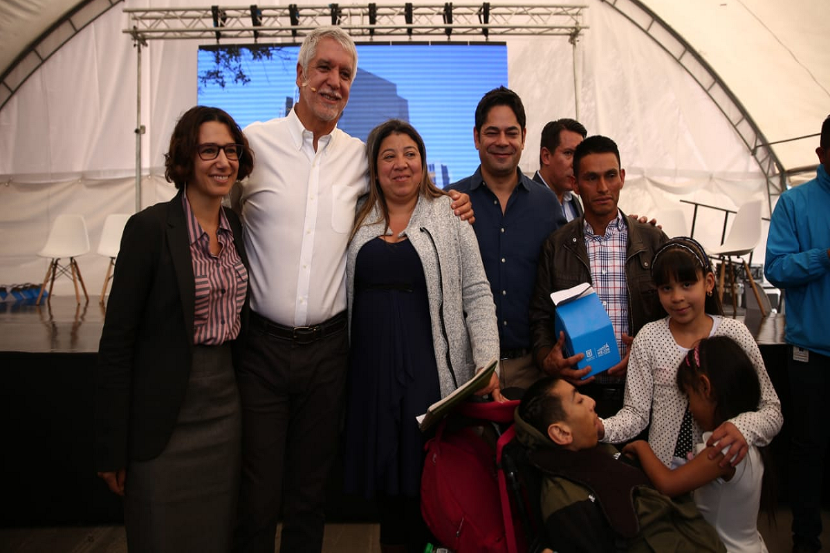 Familias víctimas del conflicto armado reciben su vivienda propia