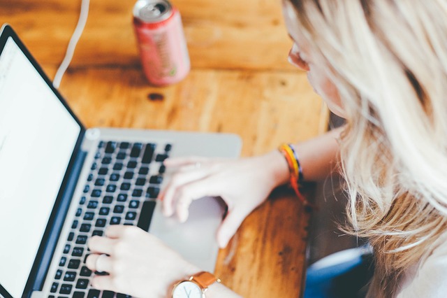 Imagen de una mujer consultando en la web