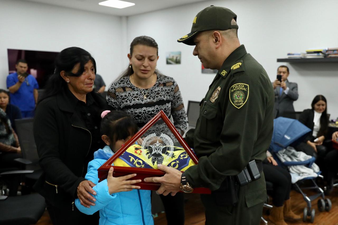 Las familias recibieron con agradecimiento el homenaje a policías que murieron cumpliendo su deber - FOTO: Prensa SecreSeguridad