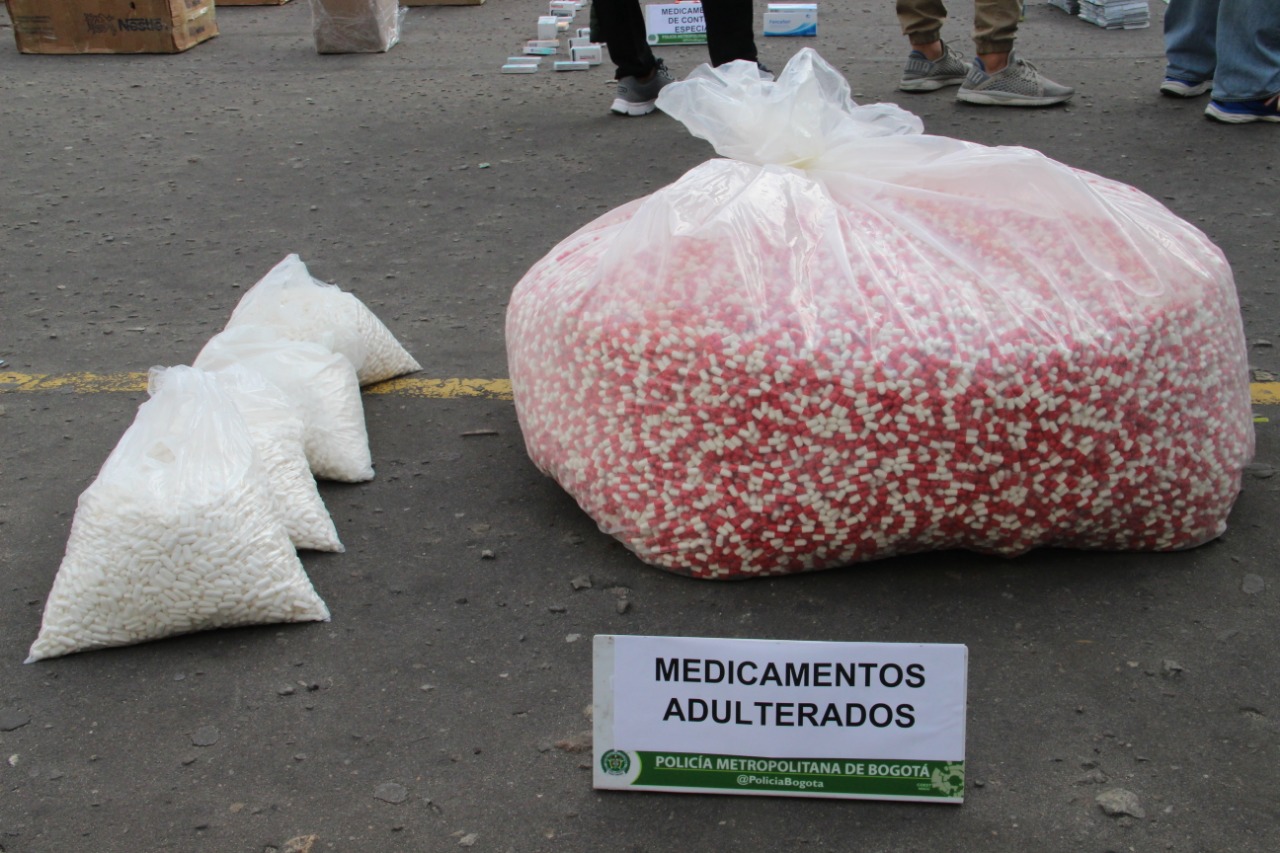 Policía de Bogotá propina golpe a falsificadores de medicamentos - FOTO: Prensa Mebog