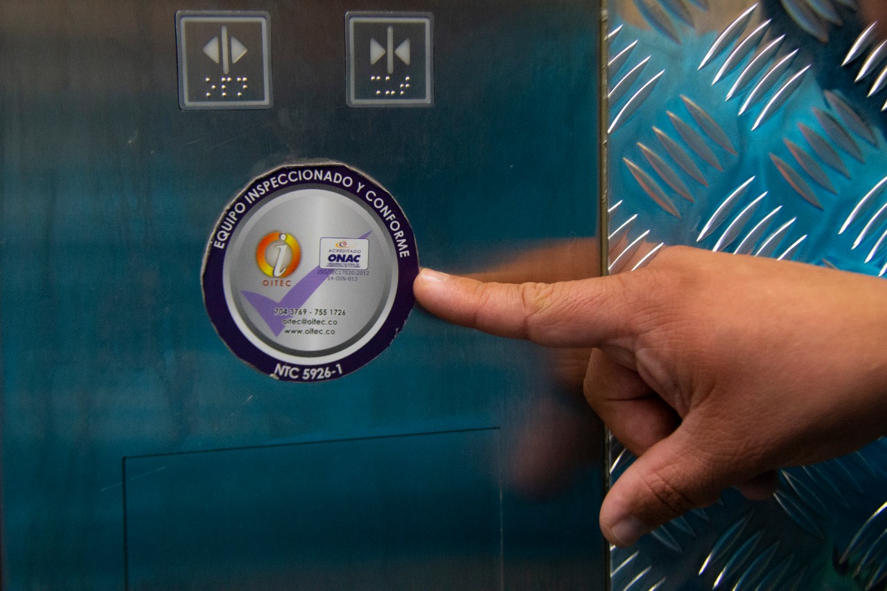 Personas atrapadas en un ascensor deben mantener la calma mientras son auxiliados