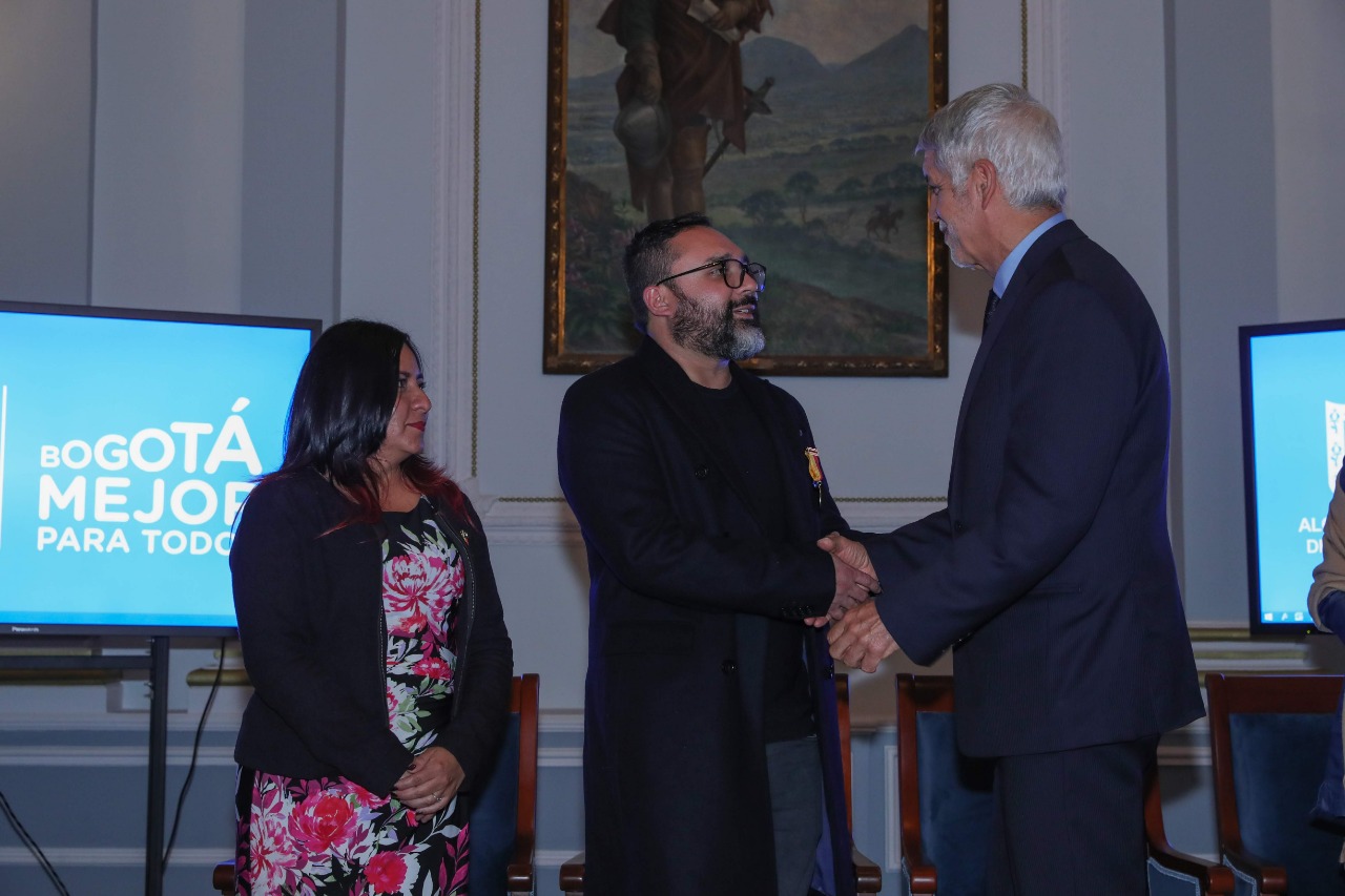 Alcalde condecoró a artistas de Proyecto Educativo de la Filarmónica - FOTO: Consejería de Comunicaciones
