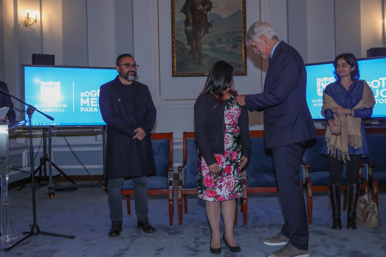 Alcalde condecoró a artistas de Proyecto Educativo de la Filarmónica - FOTO: Consejería de Comunicaciones