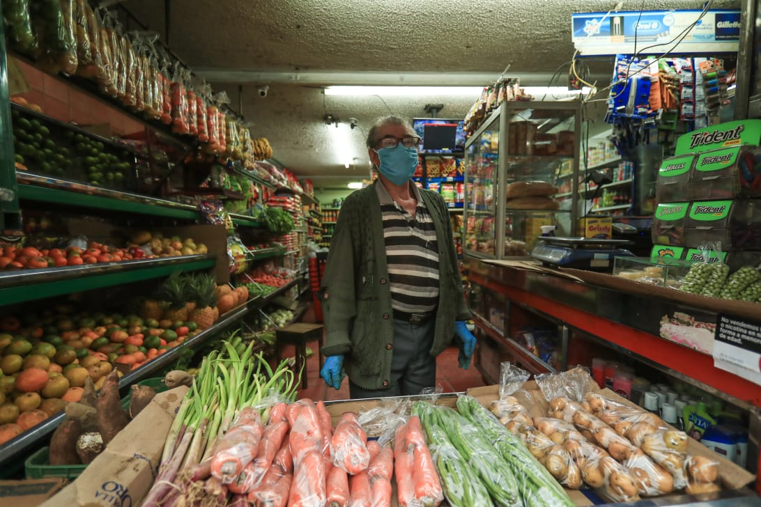 Hombre vendiendo frutas y verduras