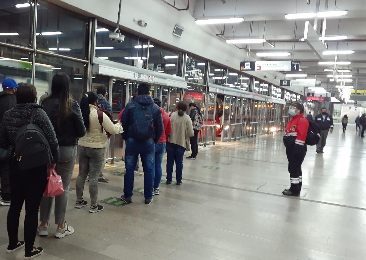 Estación Museo Nacional- Anfitrión indica a los usuarios las filas para el ingreso a los servicios