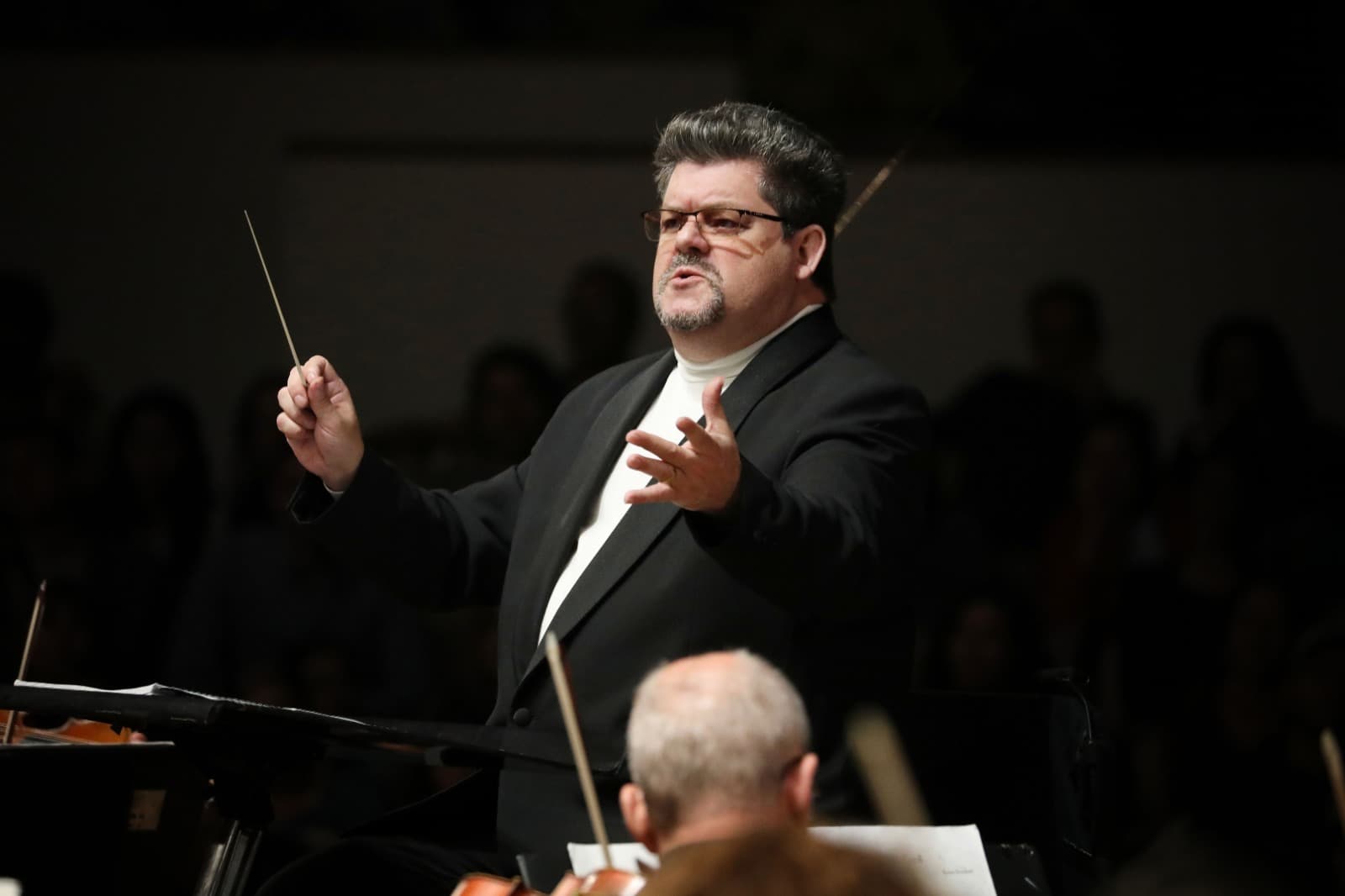 Alberto Hold-Garrido (director de orquesta). Crédito: Kike Barona - Filarmónica de Bogotá