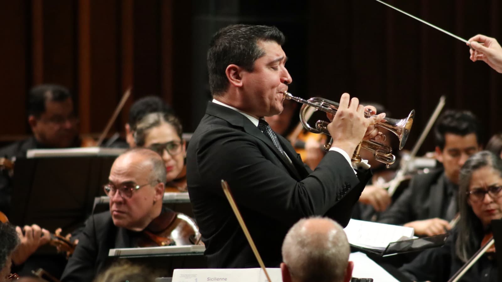 El trompetista venezolano Pacho Flores con la Filarmónica de Bogotá. / Crédito: Kike Barona