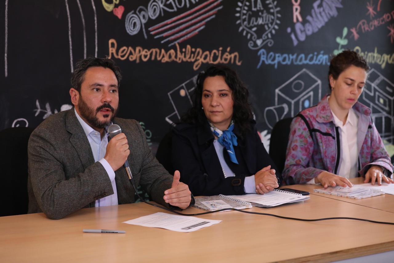 Bogotá logró disminuir la delincuencia juvenil, así lo reveló el Secretario de Seguridad, Convivencia y Justicia, Jairo García, conjuntamente con la Secretaria de Integración Social, Cristina Vélez, y la Secretaria de Educación, Claudia Puentes, sobre el Sistema de Responsabilidad Penal para Adolescentes de la Administración Distrital. Al comparar las cifras de delincuencia juvenil de 2015 con 2018 se evidencia una disminución del 32%. Cuando inició la administración Peñalosa 7.930 menores de edad participaron en la comisión de delitos según los registros de la Fiscalía General de la Nación, mientras que en 2018 este indicador bajó a 5.384. Las aprehensiones de adolescentes y jóvenes también disminuyeron 44% en este mismo periodo. Mientras en 2015 se presentaron 4.995 casos, en 2018 se registraron 2.809. “Hoy Bogotá ha llegado a un acuerdo, creo que histórico, con la Fiscalía General de la Nación, con el Consejo Superior de la Judicatura que es el encargado del Sistema de Responsabilidad Penal Adolescente, con el ICBF, el acuerdo es darle la importancia que tiene el principio de oportunidad y la posibilidad de darle nuevas rutas de acompañamiento a los jóvenes. Hoy este programa, que ha venido funcionando en losúltimos dos años y medio tiene una reincidencia del 3%, que es uno de los resultados más sólidos con relación con el acompañamiento de estos jóvenes, los cuales estamos trabajando con modelos culturales, con el reconocimiento del delito y trabajar con la víctima”, explicó Jairo García, Secretario de Seguridad. #LoMasLeido En Bogotá cada vez menos jóvenes participan en delitos https://t.co/Pp2aqS1IHO — Sec. Seguridad BOG (@SeguridadBOG) March 20, 2019 El hurto, las lesiones personales y el tráfico de estupefacientes son los delitos más perpetrados por jóvenes con edades entre los 14 y los 17 años; el comparativo muestra que mientras en 2015 se presentaron 2.682 casos de hurto a personas, en 2018 bajó a 1986, es decir una reducción del 25%. Las lesiones personales pasaron de 1.804 a 1.260 y el tráfic