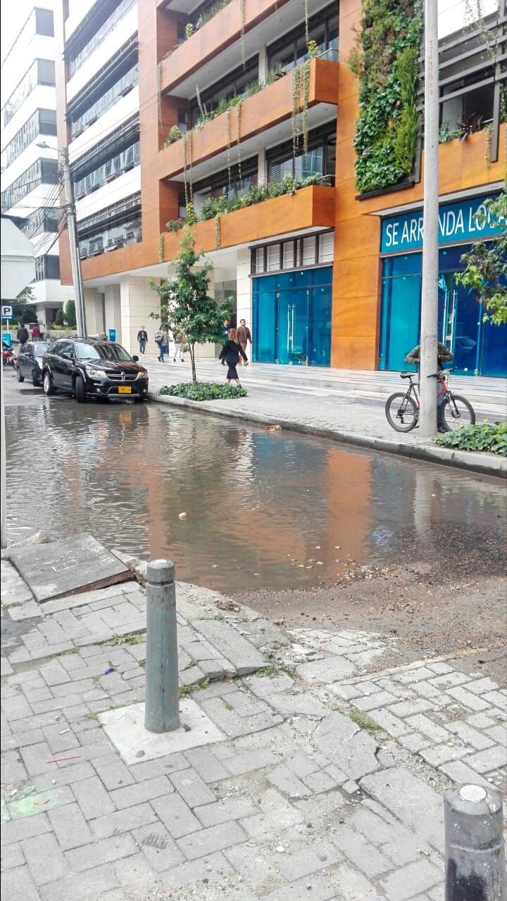 Las acciones de parcheo se realizaron en horario nocturno con el apoyo de dos frentes de trabajo compuestos por más de 20 personas. Foto: UMV