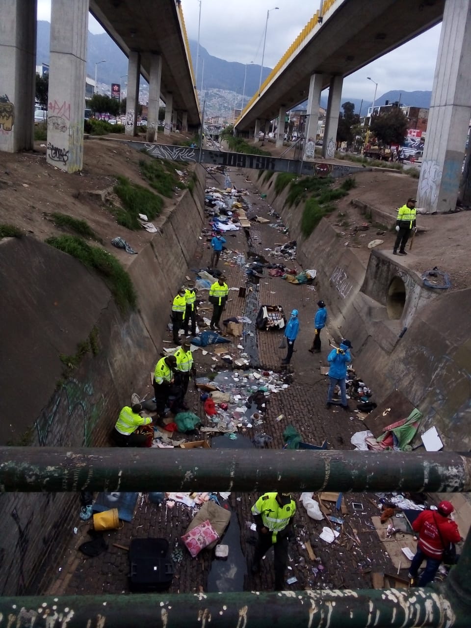 Integrantes de distintas unidades de la Policía Metropolitana de Bogotá realizaron una intervención en el Canal Los Comuneros, en la localidad de Mártires, donde retiraron 30 ‘cambuches’ que habían instalado personas que permanecían en el canal y que usaban para dormir y consumir estupefacientes. Siete ciudadanos que se encontraban en esa zona de la ciudad fueron trasladadas al Centro de Traslado por Protección CTP. El mayor Jhon Alexander Becerra, comandante de la Policía en la localidad de Mártires, resaltó el trabajo interinstitucional del Distrito y la Policía como estrategia para mejorar la seguridad de este sector y del barrio Veraguas. “Las diferentes secretarías del Distrito están haciendo el acompañamiento especialmente en la atención de habitantes de calle. Esta es una intervención operativa y de control”, dijo el oficial. Los uniformados incautaron 63 armas blancas y arrestaron a dos personas por el delito de tráfico, porte y fabricación de estupefacientes. En el operativo las autoridades también incautaron más de 200 dosis mínimas de sustancias psicoactivas, principalmente bazuco. El mayor Becerra aseguró que la creación de un frente de seguridad en la zona ha permitido mejorar la seguridad del sector del Canal.