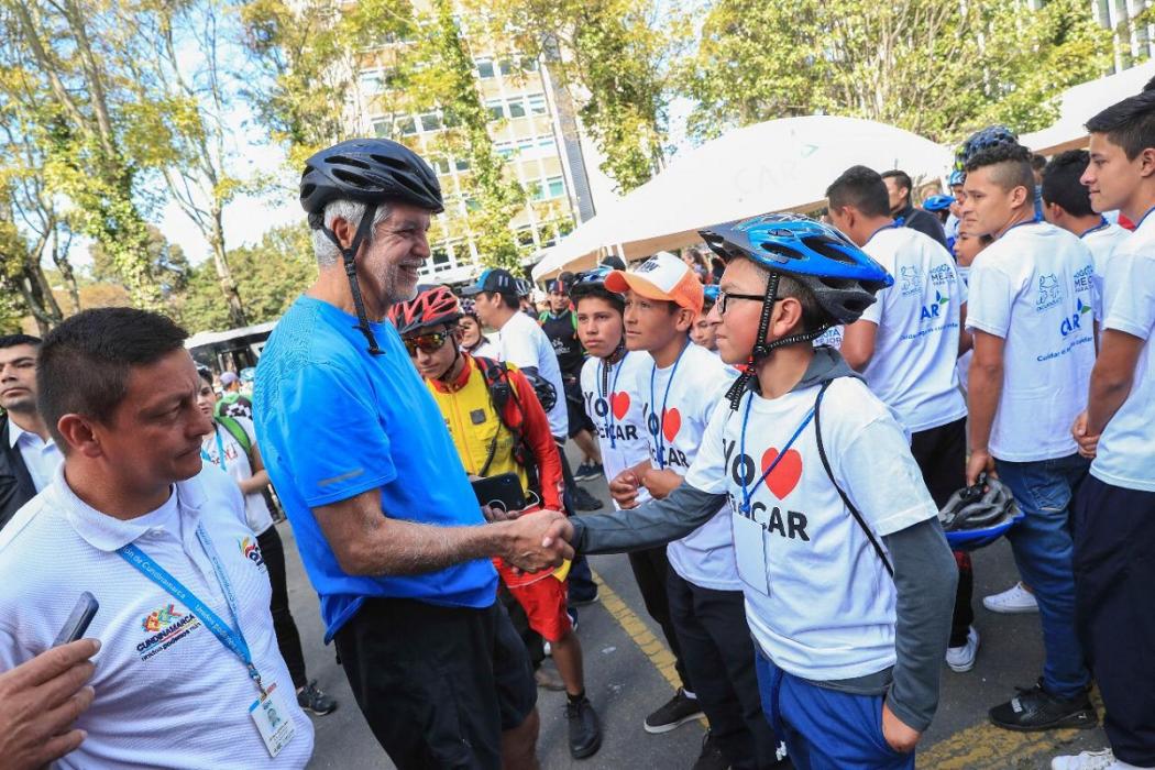Alcalde Enrique Peñalosa saludando a los niños que participaron en el 'BiciCar'