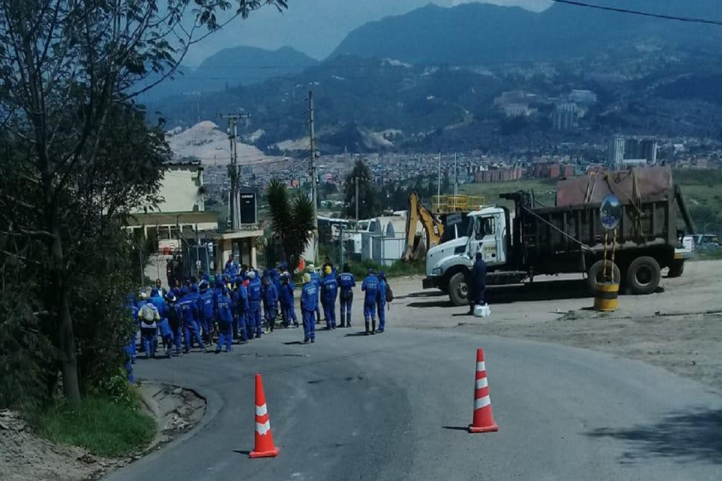 Trabajadores de las empresas de aseo de Bogotá, en la vía del Relleno Sanitario Doña Juana.